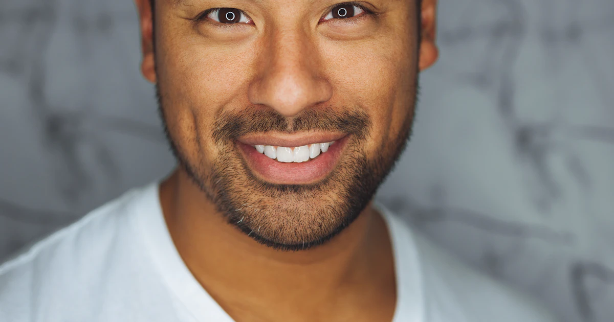 Letrero con dirección que simboliza una dirección web o dominio