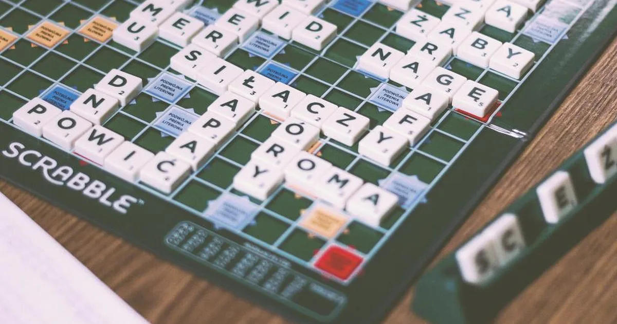Tablero de Scrabble con palabras formadas, representando la elección de un nombre