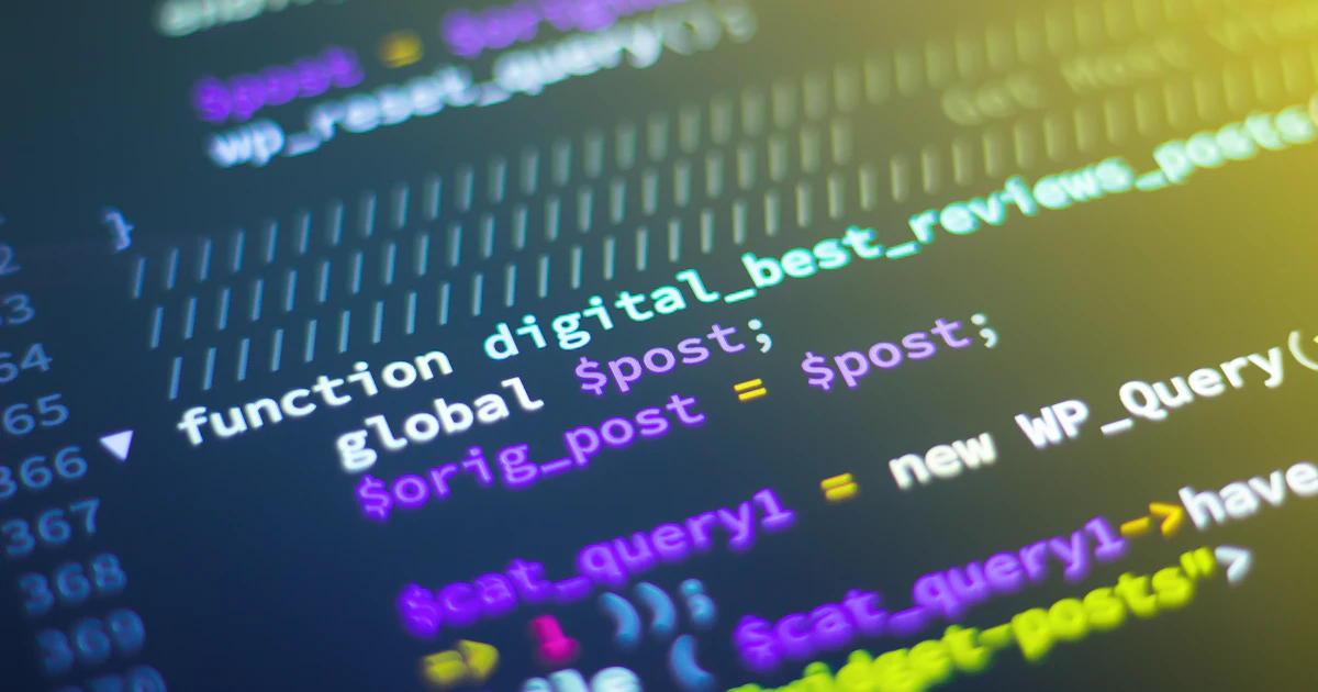 Laptop con código en pantalla representando error de base de datos