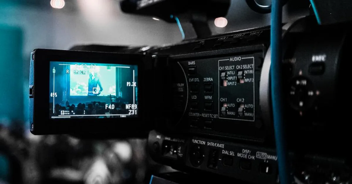 Pantalla de una cámara de video grabando, representando la grabación de reuniones