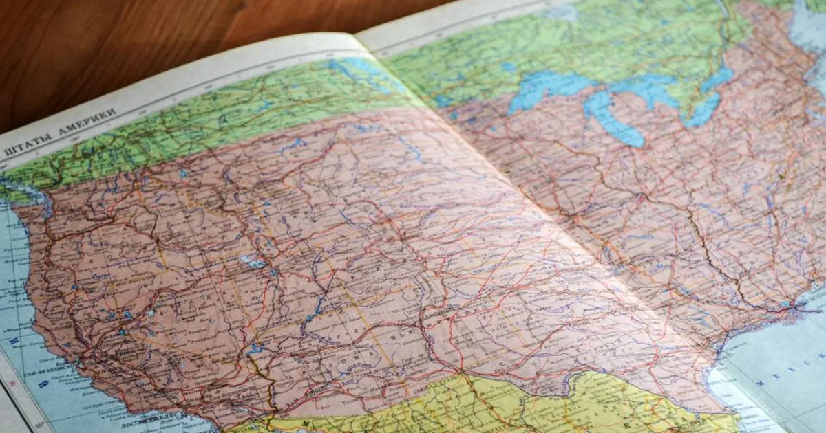 Atlas abierto con el mapa de Estados Unidos