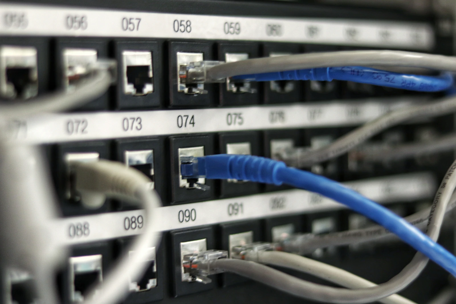 Rack de servidores en un data center moderno con iluminación azul