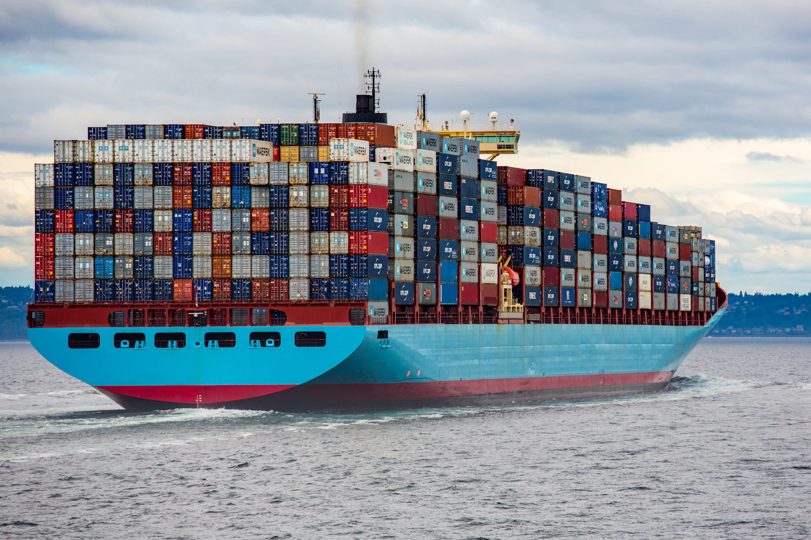 Contenedores apilados en un puerto industrial representando el concepto de Docker