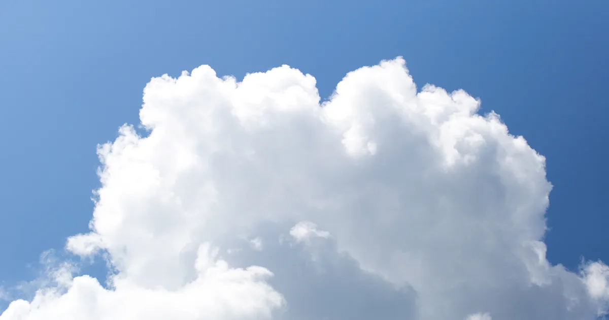Nube blanca sobre un cielo azul despejado, representando la nube frente al servidor propio