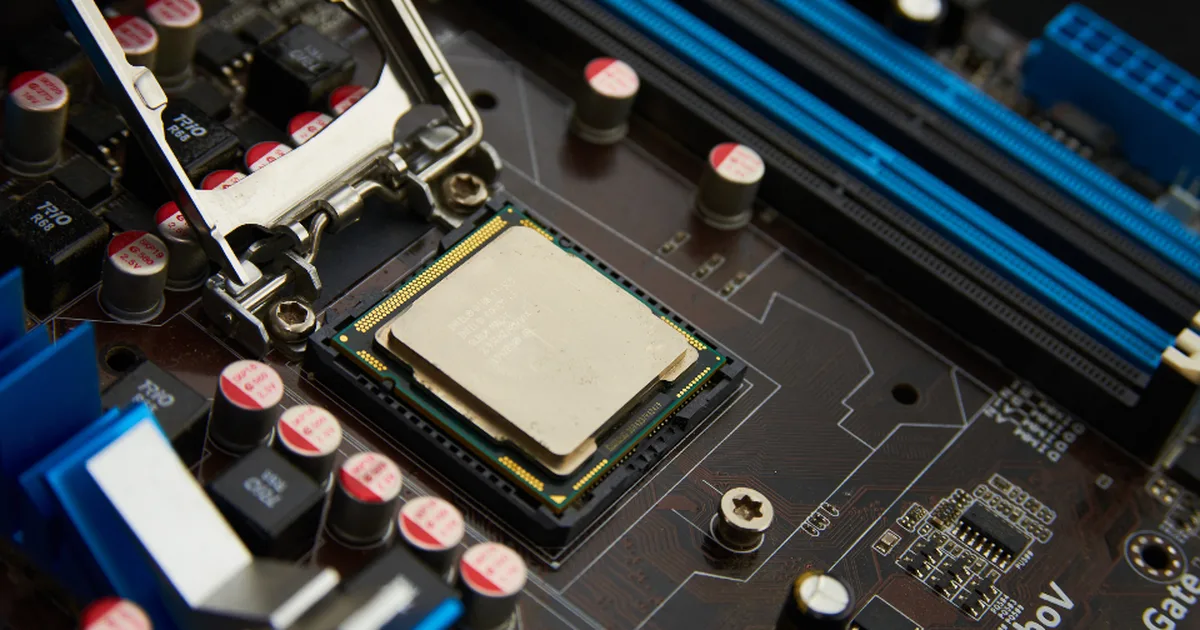 Placa base de computador con procesador y ranuras de memoria RAM