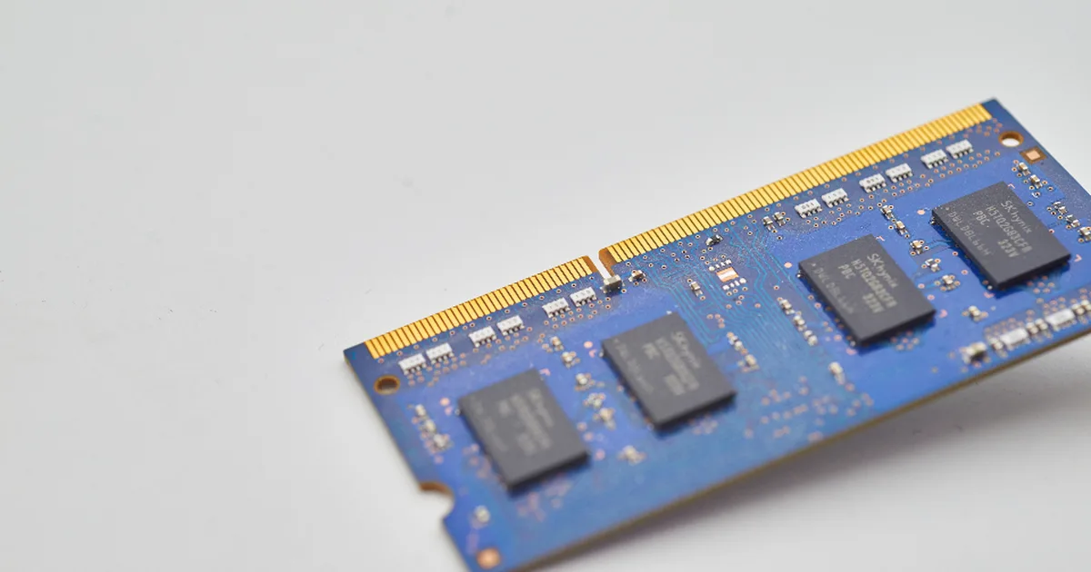 Módulo de memoria RAM azul sobre una superficie blanca