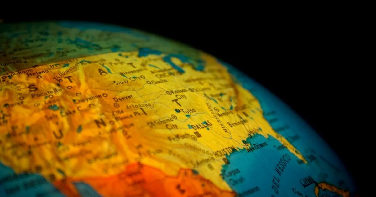 Globo terráqueo iluminado que muestra el continente americano