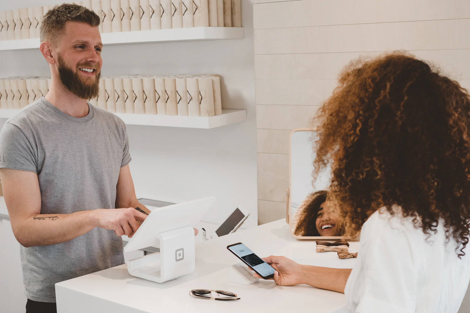 Computadora con interfaz de tienda online y carrito de compras